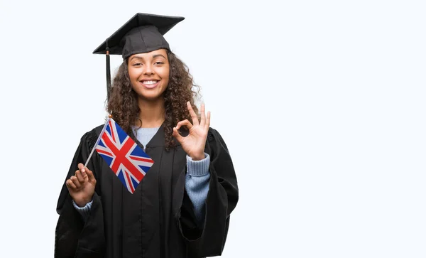 Mujer Hispana Joven Con Uniforme Graduación Sosteniendo Bandera Del Reino —  Fotos de Stock