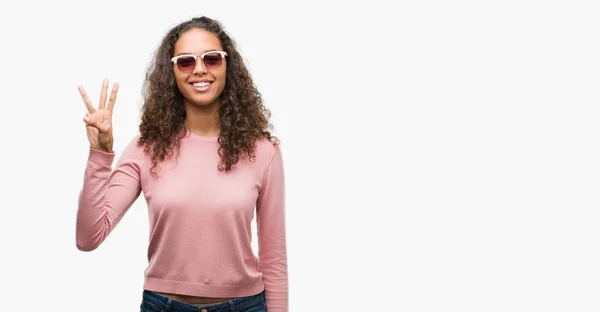 Hermosa Joven Hispana Con Gafas Sol Mostrando Apuntando Hacia Arriba —  Fotos de Stock