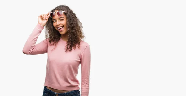 Hermosa Joven Hispana Con Gafas Sol Guiñando Ojo Mirando Cámara — Foto de Stock