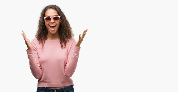 Gyönyörű Fiatal Spanyol Ünnepli Őrült Őrült Siker Karokkal Napszemüveget Visel — Stock Fotó