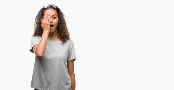 Schöne Junge Hispanische Frau Mit Brille Die Ein Auge Mit — Stockfoto