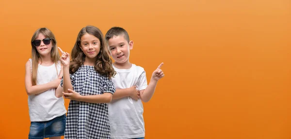 Gruppo Ragazzi Ragazze Bambini Sfondo Arancione Molto Felice Puntando Con — Foto Stock