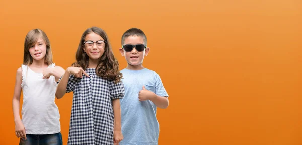 Group Boy Girls Kids Orange Background Surprise Face Pointing Finger — Stock Photo, Image