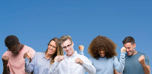 Composición Grupo Amigos Sobre Tierra Negra Azul Muy Contentos Emocionados — Foto de Stock