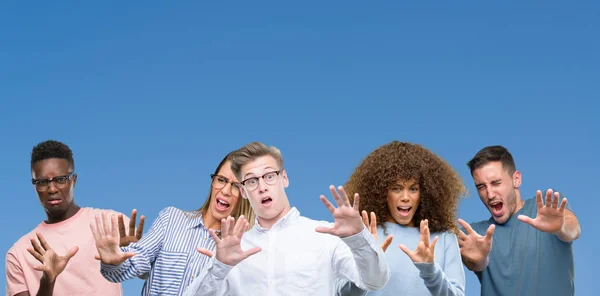 Composición Grupo Amigos Sobre Azul Blackground Miedo Aterrorizado Con Expresión — Foto de Stock