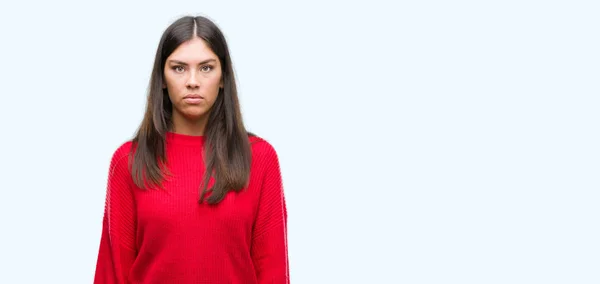 Jeune Belle Hispanique Portant Pull Rouge Avec Une Expression Sérieuse — Photo