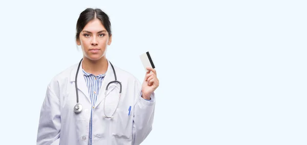 Jonge Spaanse Dokter Vrouw Met Creditcard Met Een Vertrouwen Expressie — Stockfoto