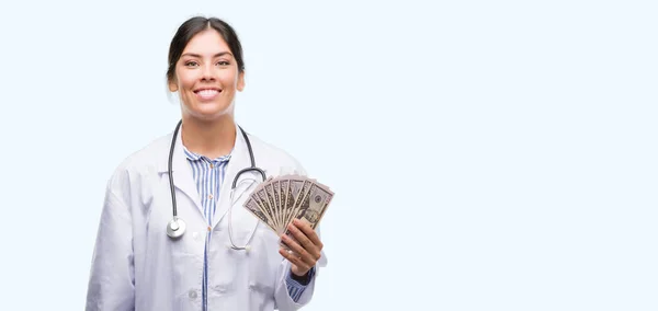 Jonge Spaanse Dokter Vrouw Met Dollars Met Een Blij Gezicht — Stockfoto