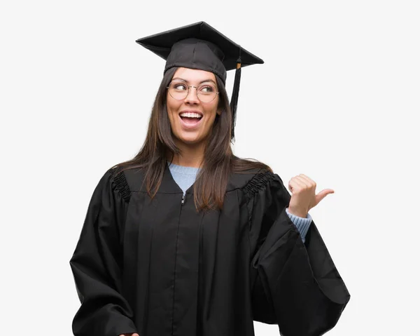 Giovane Donna Ispanica Indossa Cappello Graduato Uniforme Sorridente Con Volto — Foto Stock