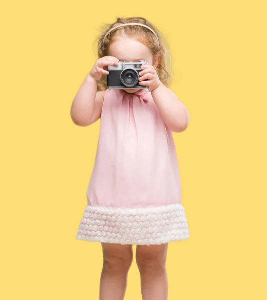 Linda Criança Loira Tirando Fotos Com Câmera Vintage — Fotografia de Stock