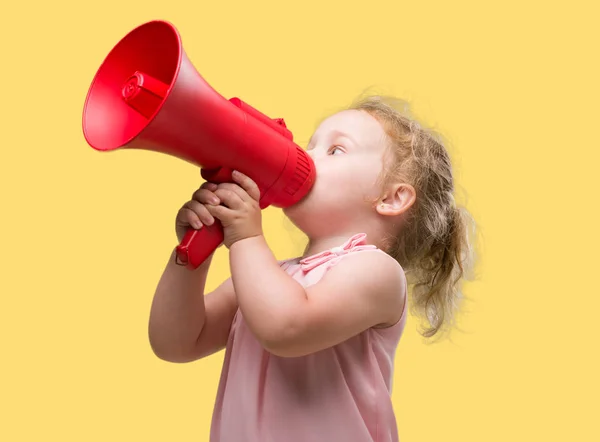 Bella Bionda Bambino Urlando Attraverso Megafono — Foto Stock