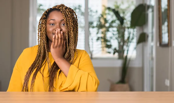 African American Woman Hemma Täcka Munnen Med Handen Chockade Med — Stockfoto