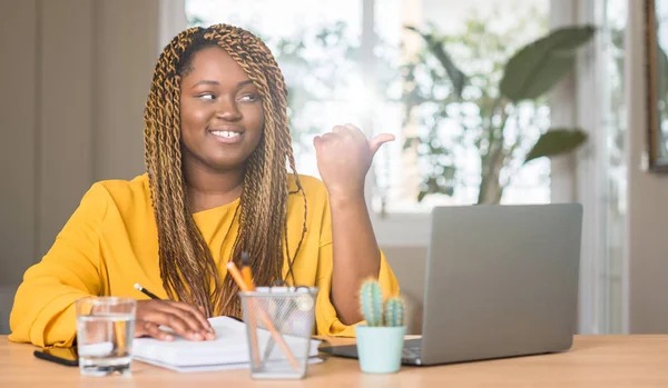 Africano Americano Mulher Estudando Com Laptop Apontando Com Mão Dedo — Fotografia de Stock