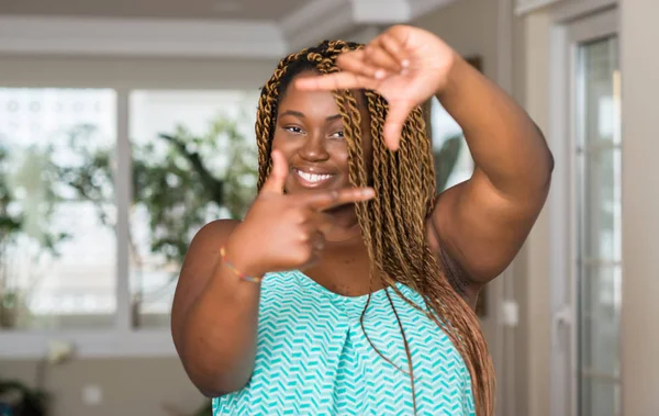 Femme Afro Américaine Maison Souriant Faisant Cadre Avec Les Mains — Photo