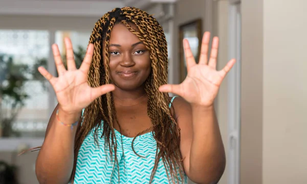 Afroamerikanska Kvinnan Hemma Visar Och Pekar Uppåt Med Fingrar Nummer — Stockfoto