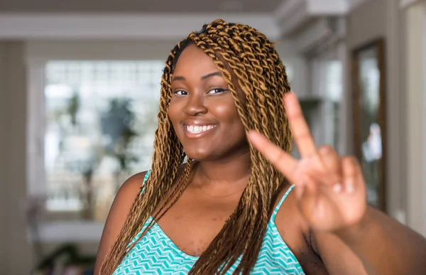 African American Kobieta Domu Uśmiechnięty Patrząc Kamery Pokazujące Palce Robi — Zdjęcie stockowe