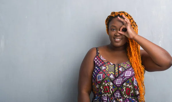 Joven Mujer Afroamericana Sobre Pared Grunge Gris Usando Trenzas Naranjas —  Fotos de Stock