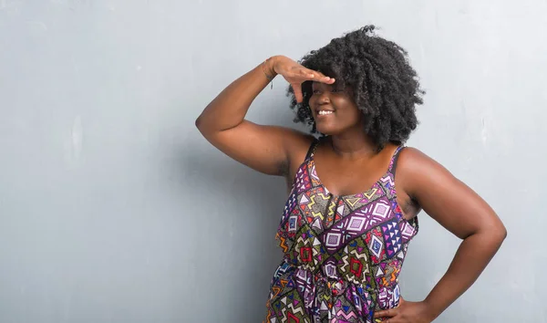 Joven Mujer Afroamericana Sobre Pared Gris Grunge Usando Vestido Colorido —  Fotos de Stock