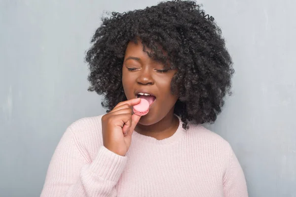 Jonge African American Vrouw Grijs Grunge Muur Eten Roze Macaron — Stockfoto