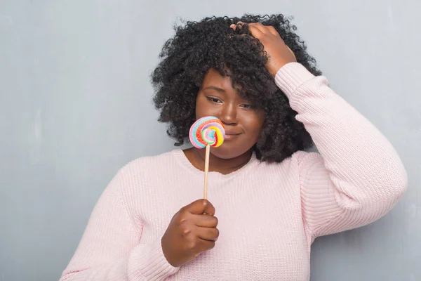 Fiatal Afrikai Amerikai Nyalóka Candy Hangsúlyozta Keze Fejét Evés Szürke — Stock Fotó