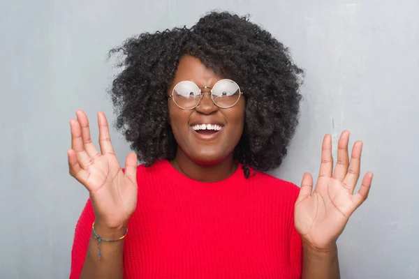 Junge Afrikanisch Amerikanische Frau Über Grauer Grunge Wand Mit Winterpullover — Stockfoto