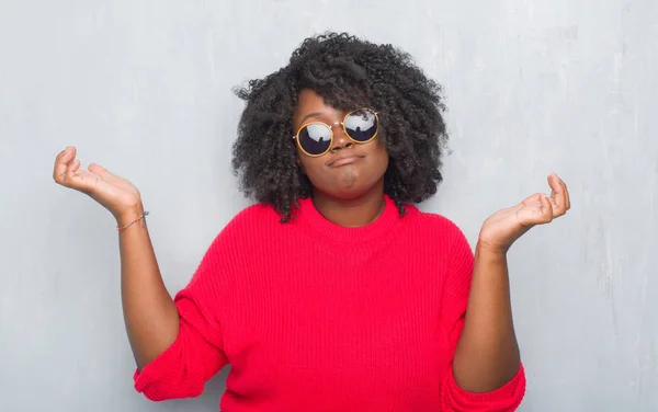 Joven Afroamericana Más Mujer Tamaño Sobre Pared Grunge Gris Con —  Fotos de Stock