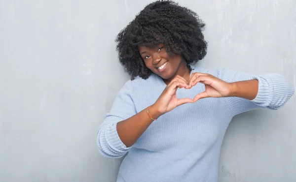 Jovem Afro Americana Sobre Parede Grunge Cinza Usando Camisola Inverno — Fotografia de Stock