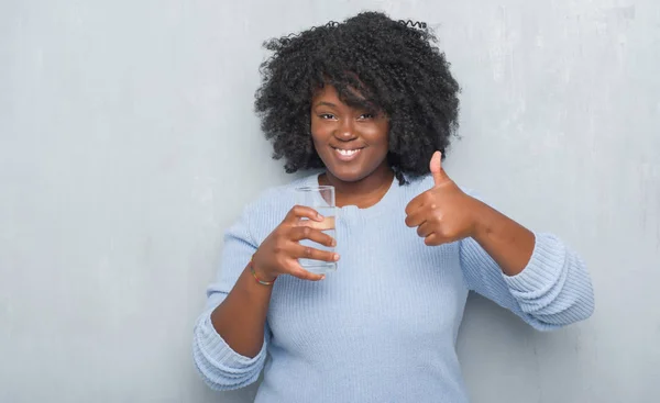 Unga Afroamerikanska Kvinnan Över Grå Grunge Vägg Dricka Ett Glas — Stockfoto