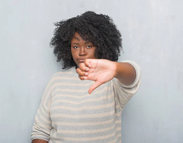 Fiatal Afro Amerikai Plusz Méretű Visel Egy Pulóvert Boldogtalan Dühös — Stock Fotó