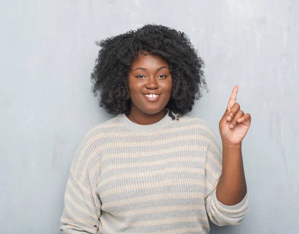 Νεαρός Αφρικανική Αμερικανική Συν Μέγεθος Γυναίκα Πάνω Από Τοίχο Γκρι — Φωτογραφία Αρχείου