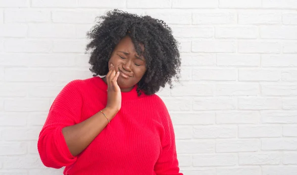 Jonge Afrikaanse Amerikaan Grootte Vrouw Witte Bakstenen Muur Mond Met — Stockfoto