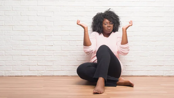 Jonge African American Vrouw Zittend Vloer Huis Clueless Verward Expressie — Stockfoto
