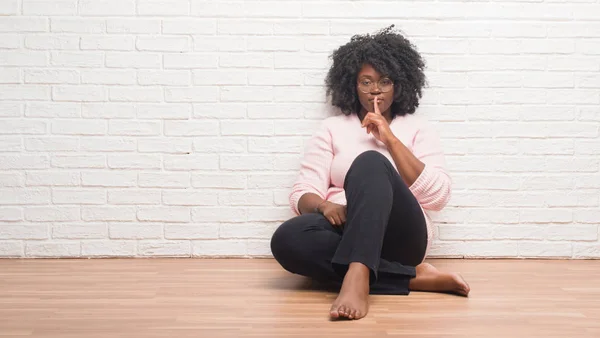 Mujer Afroamericana Joven Sentada Suelo Casa Pidiendo Estar Callada Con — Foto de Stock