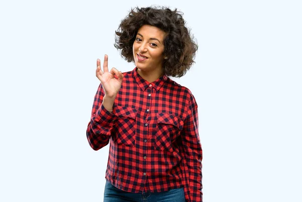 Hermosa Mujer Árabe Haciendo Signo Bien Con Mano Aprobar Gesto — Foto de Stock