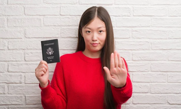Joven Mujer China Sobre Pared Ladrillo Que Sostiene Pasaporte América —  Fotos de Stock