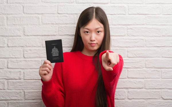 Joven Mujer China Sobre Pared Ladrillo Con Pasaporte Canadá Señalando — Foto de Stock