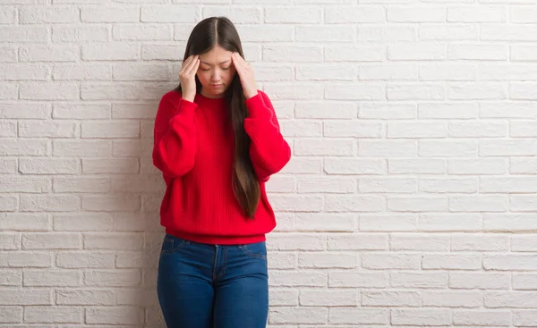 Jeune Femme Chinoise Sur Mur Briques Avec Main Sur Tête — Photo