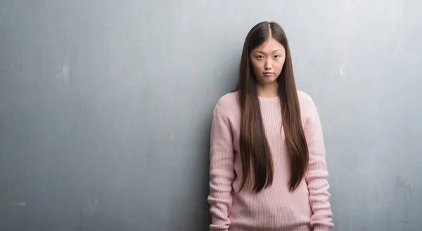 Jonge Chinese Vrouw Grijs Muur Depressief Zorg Voor Nood Huilen — Stockfoto