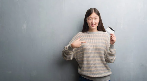 Young Chinese Woman Grey Wall Holding Credit Card Surprise Face — Stock Photo, Image