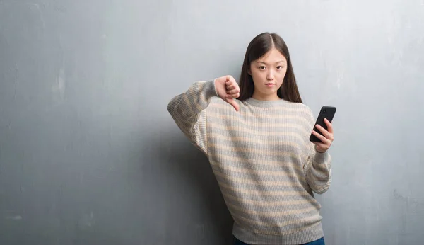 Fiatal Kínai Szürke Falon Látszó Smartphone Haragos Arc Negatív Előjellel — Stock Fotó