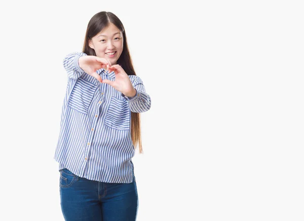 Jonge Chinese Vrouw Geïsoleerd Achtergrond Glimlachend Liefde Met Hartsymbool Vorm — Stockfoto