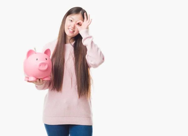 Joven Mujer China Sobre Fondo Aislado Sosteniendo Alcancía Con Cara —  Fotos de Stock