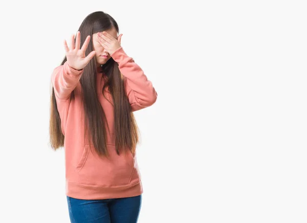 Mulher Chinesa Jovem Sobre Fundo Isolado Vestindo Camisola Esporte Cobrindo — Fotografia de Stock