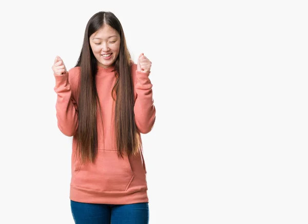 Mladá Číňanka Izolované Pozadí Nosit Sportovní Sweathshirt Nadšený Pro Úspěch — Stock fotografie