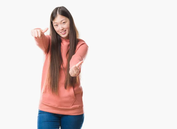 Genç Çinli Kadın Giyiyor Spor Sweathshirt Onaylama Ile Pozitif Jest — Stok fotoğraf
