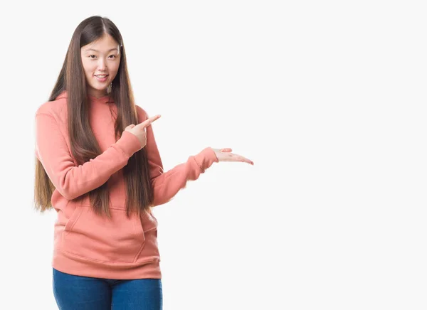 Genç Çinli Kadın Üzerinden Hayran Ile Sunulması Parmak Ile Işaret — Stok fotoğraf