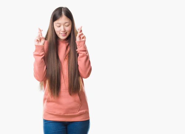 Mladá Číňanka Nad Samostatný Pozadí Nosit Sportovní Sweathshirt Úsměvem Přechod — Stock fotografie