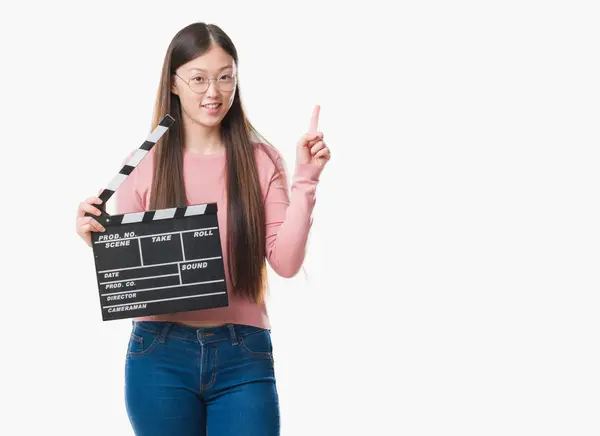 Giovane Donna Cinese Sfondo Isolato Tenendo Applauso Sorpreso Con Idea — Foto Stock