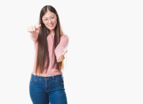 Joven Mujer China Sobre Fondo Aislado Con Gafas Aprobando Hacer — Foto de Stock