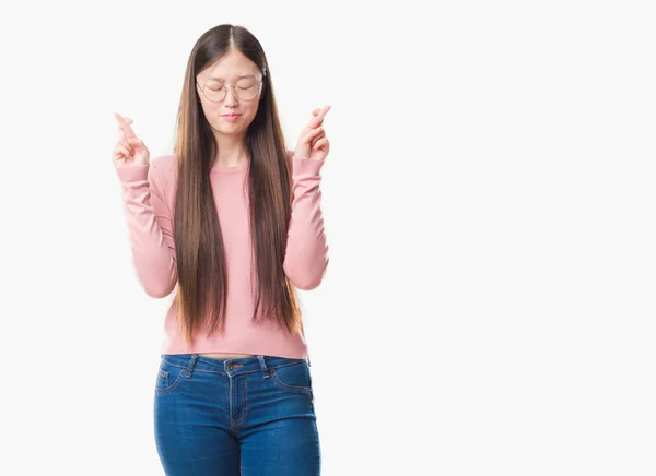 Young Chinese Woman Isolated Background Wearing Glasses Smiling Crossing Fingers — Stock Photo, Image